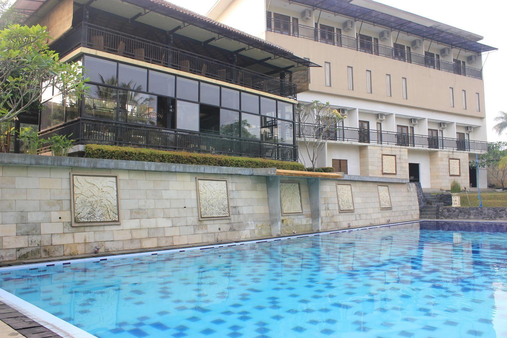 Bumi Cikeas Sentul Bogor Hotel Exterior photo